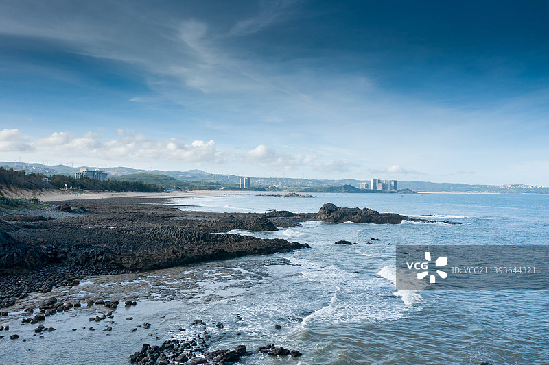 航拍海滩火山岩地貌图片素材