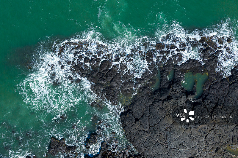 火山玄武岩礁石航拍图片素材