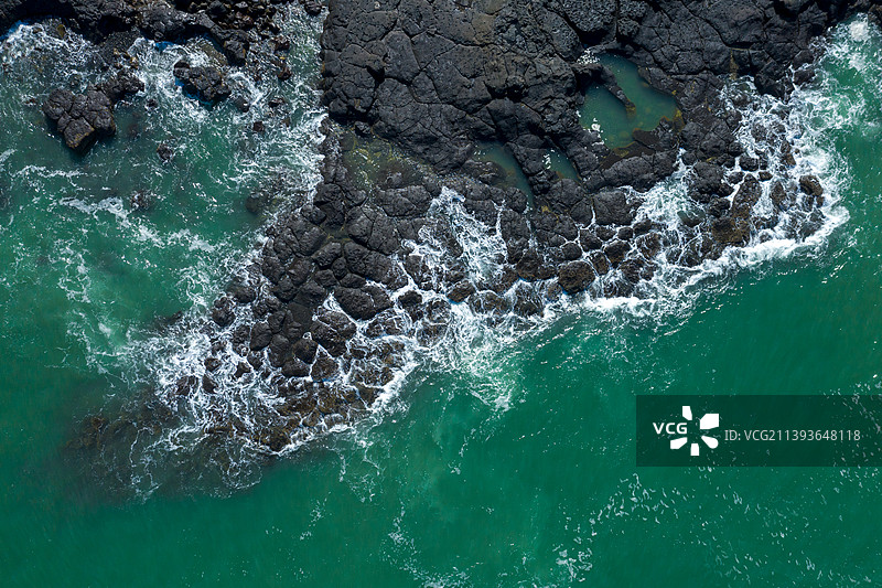 火山玄武岩礁石航拍图片素材