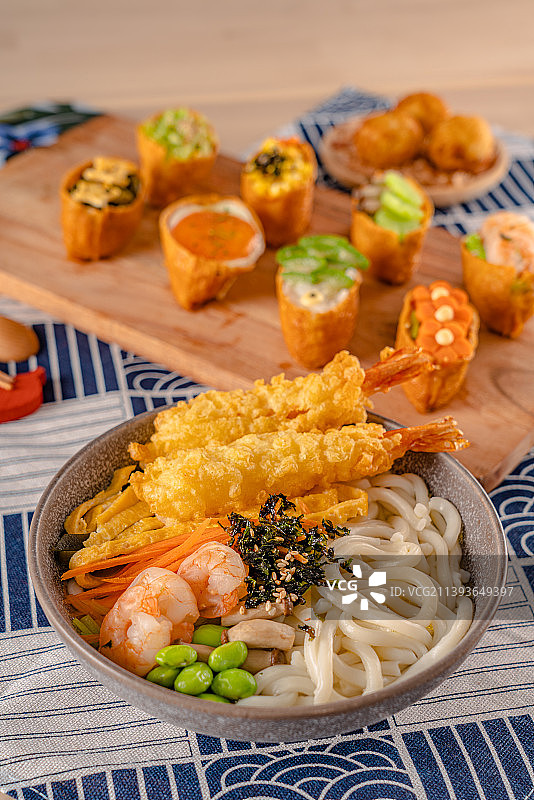 天妇罗虾仁乌冬面稻荷寿司套餐图片素材