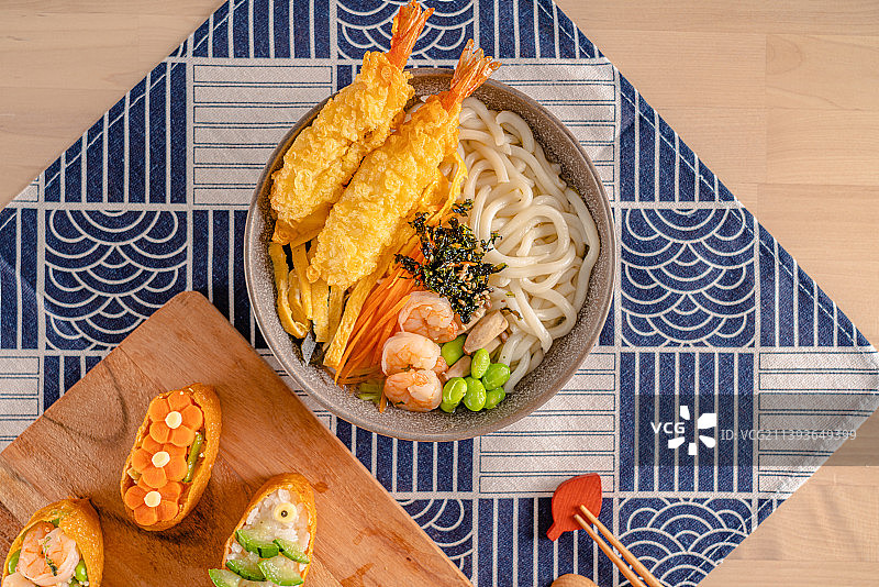 天妇罗虾仁乌冬面稻荷寿司套餐图片素材