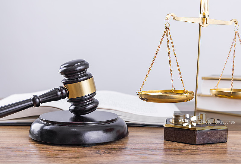 桌子上的法官锤和天平图片素材