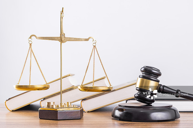 桌子上的法官锤和天平图片素材