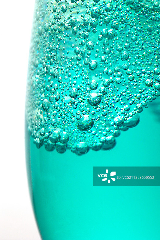 20220725高脚杯蓝色饮料图片素材