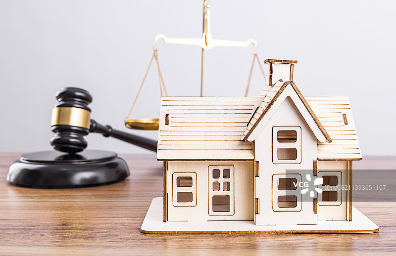 桌子上放着的房屋模型和法官锤图片素材