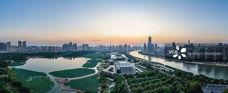 武汉琴台大剧院和汉江图片素材