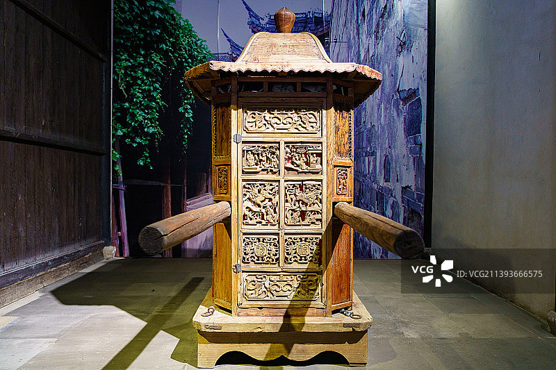 苏州东山镇陆巷古村清代雕花木轿图片素材