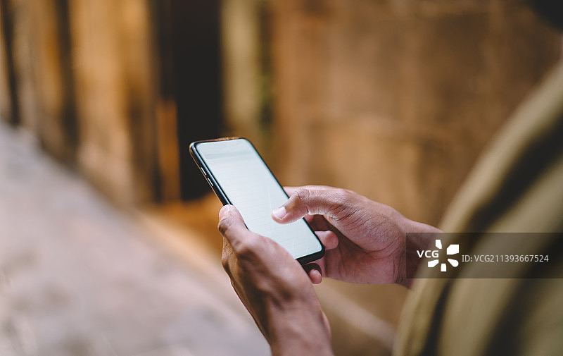 女人使用手机图片素材