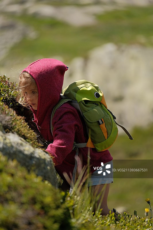 儿童背着背包站在田野中的侧视图图片素材