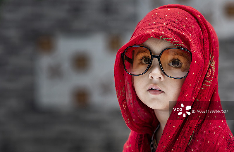 年轻女子戴红色头巾，位于印度中央邦萨格尔图片素材