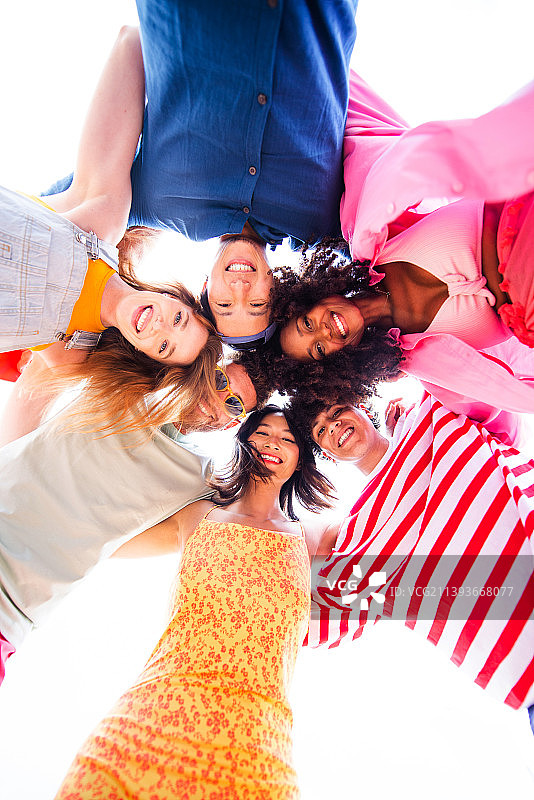 一群年轻的好朋友在户外聚会图片素材