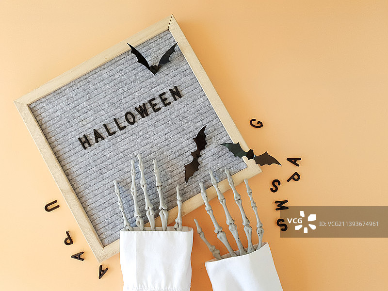 万圣节文字纸张与骷髅手的高角度视图，俄罗斯萨拉托夫图片素材