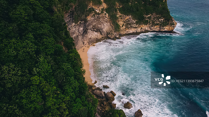 印度尼西亚乌鲁瓦图海岸岩石高角度景观图片素材