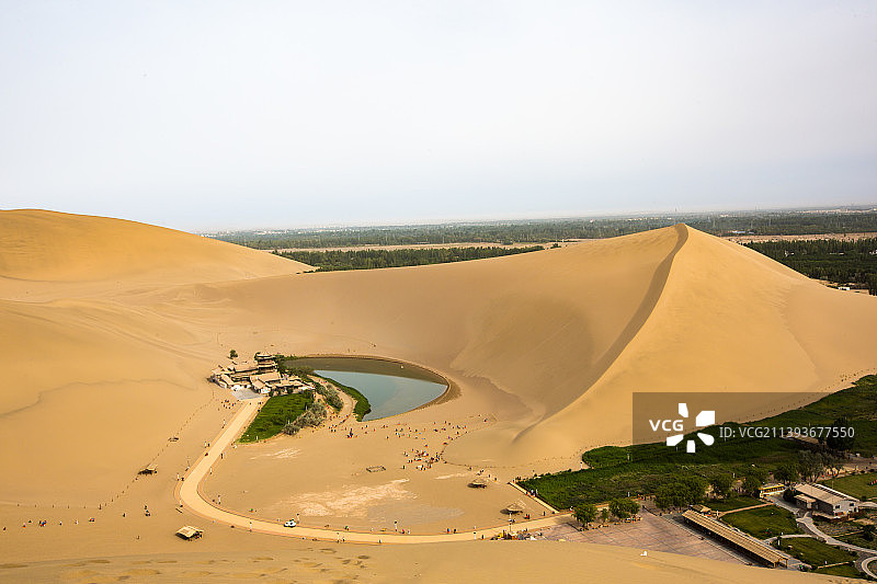 鸣沙山月牙泉+甘肃省敦煌市图片素材