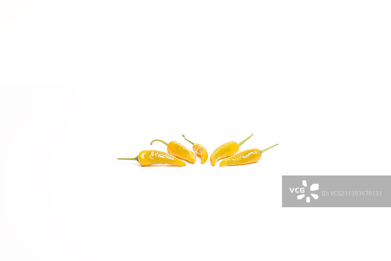 白色背景下拍摄黄灯笼辣椒图片素材