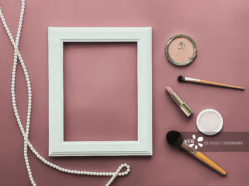 腮红粉上的化妆品和珍珠首饰图片素材