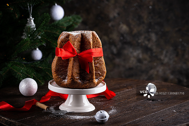 餐桌上圣诞装饰品的特写图片素材