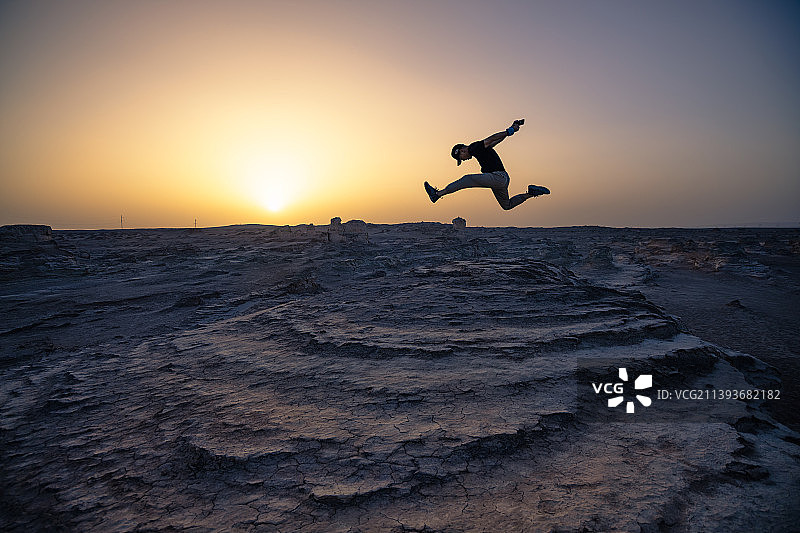 纵情跳跃图片素材