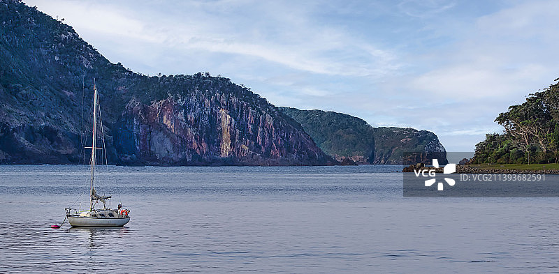 澳大利亚新南威尔士州斯蒂芬斯港的碧海群山风光图片素材
