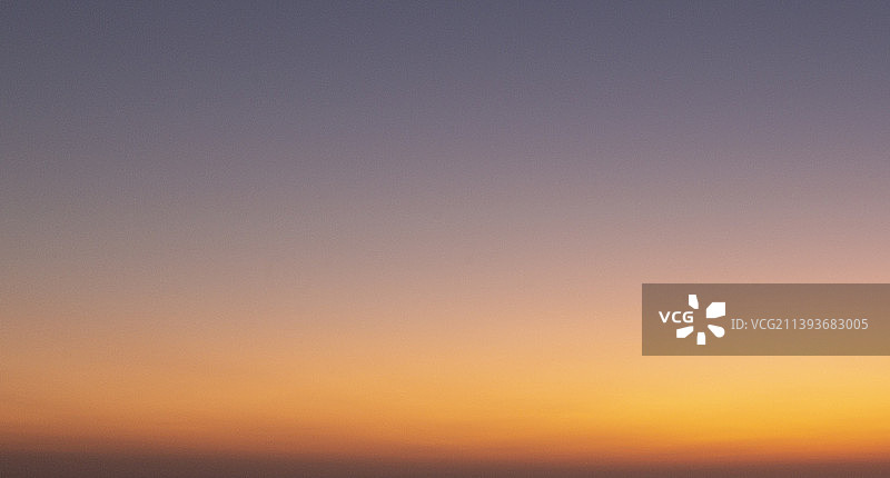 绚丽的晚霞天空和发光云彩图片素材