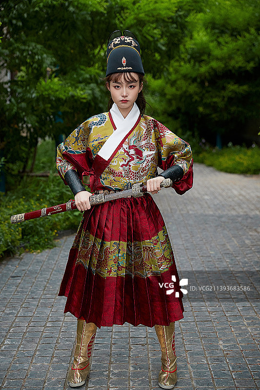 身穿锦衣卫飞鱼服手持宝剑的东方美少女图片素材