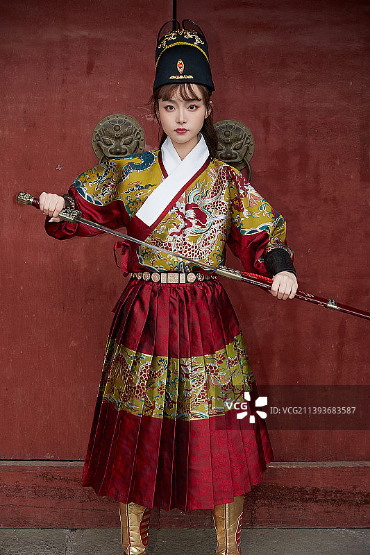 身穿锦衣卫飞鱼服手持宝剑的东方美少女图片素材