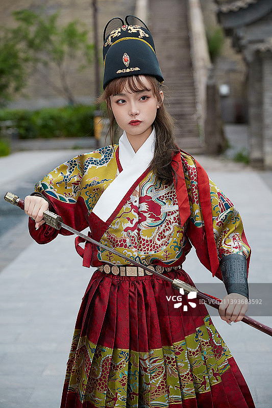 身穿锦衣卫飞鱼服手持宝剑的东方美少女图片素材