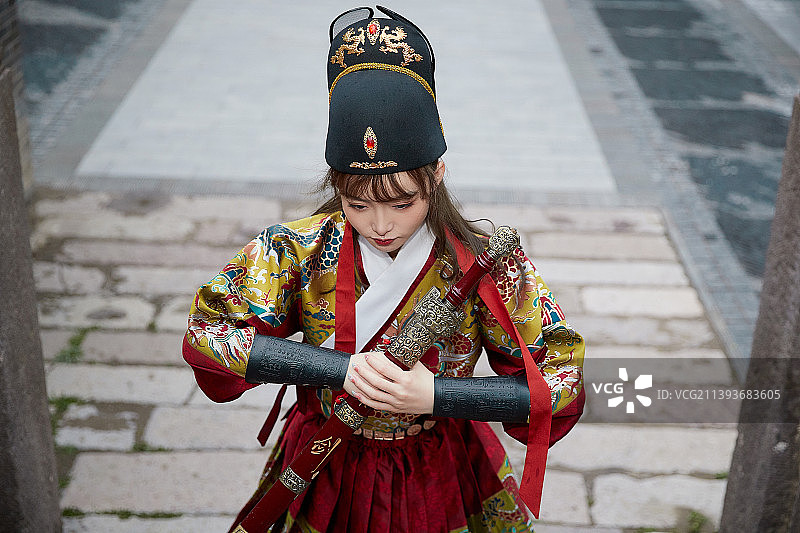 身穿锦衣卫飞鱼服手持宝剑的东方美少女图片素材