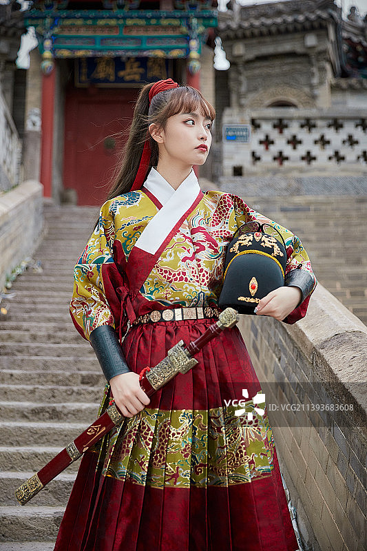 身穿锦衣卫飞鱼服手持宝剑的东方美少女图片素材