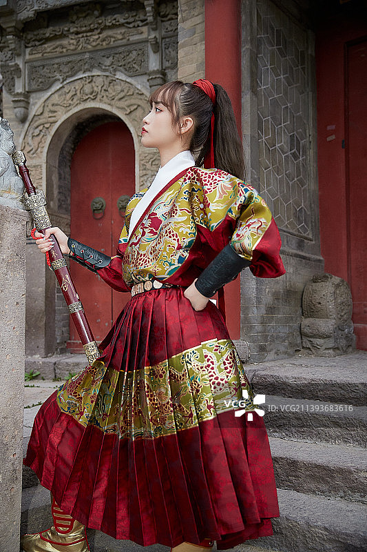 身穿锦衣卫飞鱼服手持宝剑的东方美少女图片素材