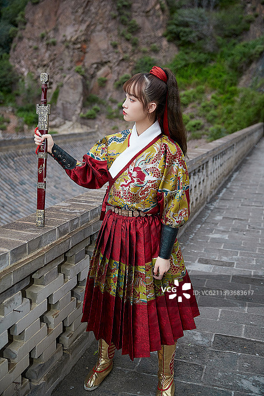 身穿锦衣卫飞鱼服手持宝剑的东方美少女图片素材