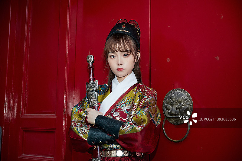 身穿锦衣卫飞鱼服手持宝剑的东方美少女图片素材