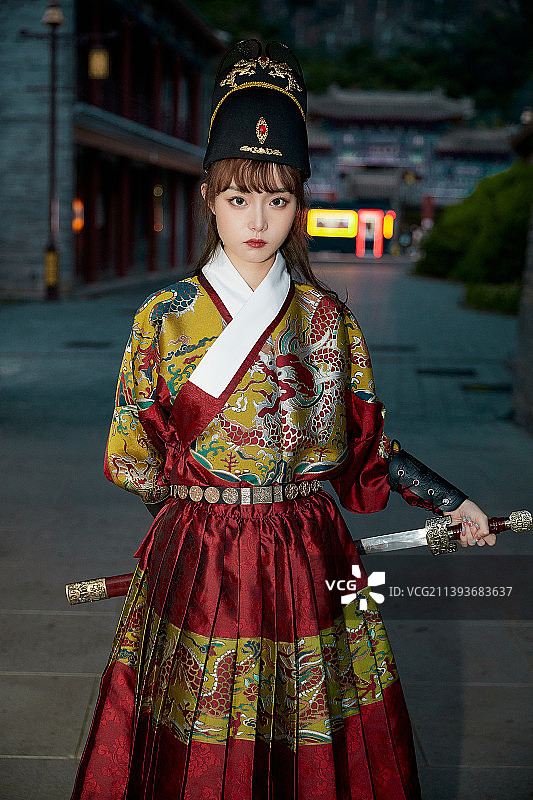 身穿锦衣卫飞鱼服手持宝剑的东方美少女图片素材