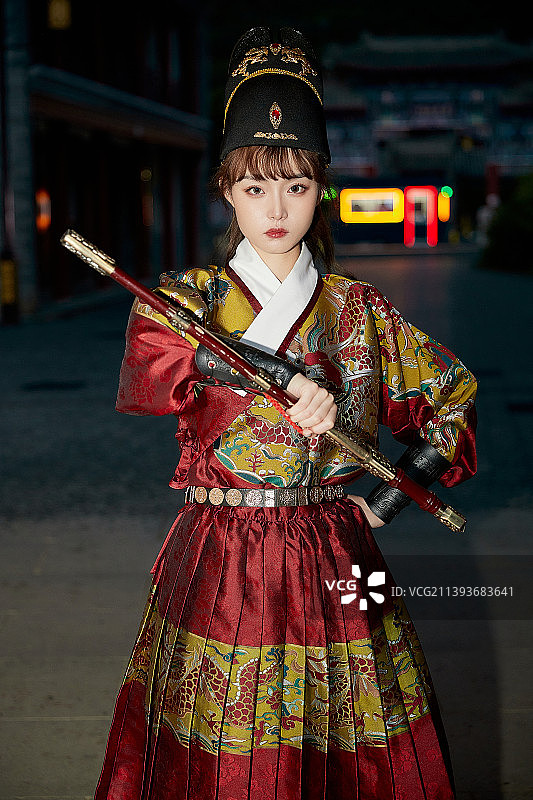 身穿锦衣卫飞鱼服手持宝剑的东方美少女图片素材