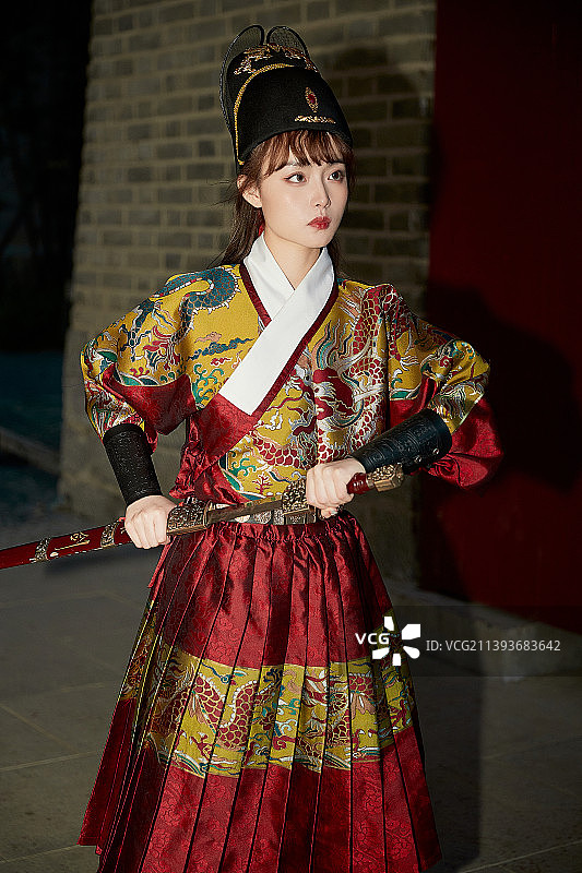 身穿锦衣卫飞鱼服手持宝剑的东方美少女图片素材