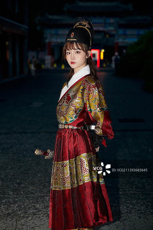 身穿锦衣卫飞鱼服手持宝剑的东方美少女图片素材