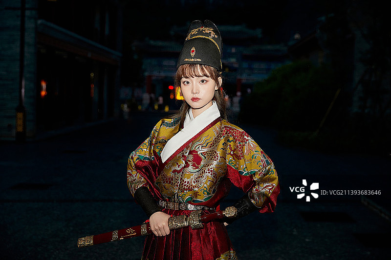 身穿锦衣卫飞鱼服手持宝剑的东方美少女图片素材