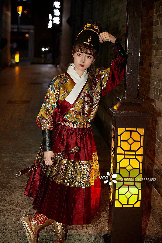 身穿锦衣卫飞鱼服手持宝剑的东方美少女图片素材