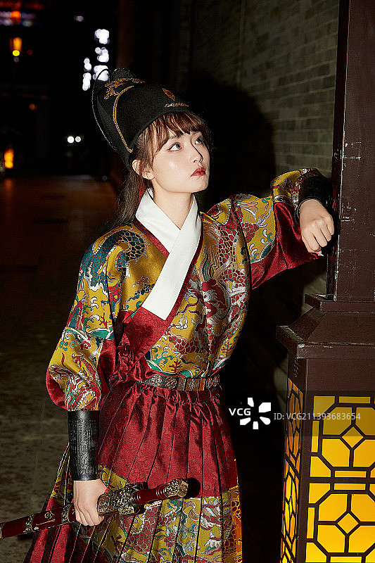 身穿锦衣卫飞鱼服手持宝剑的东方美少女图片素材