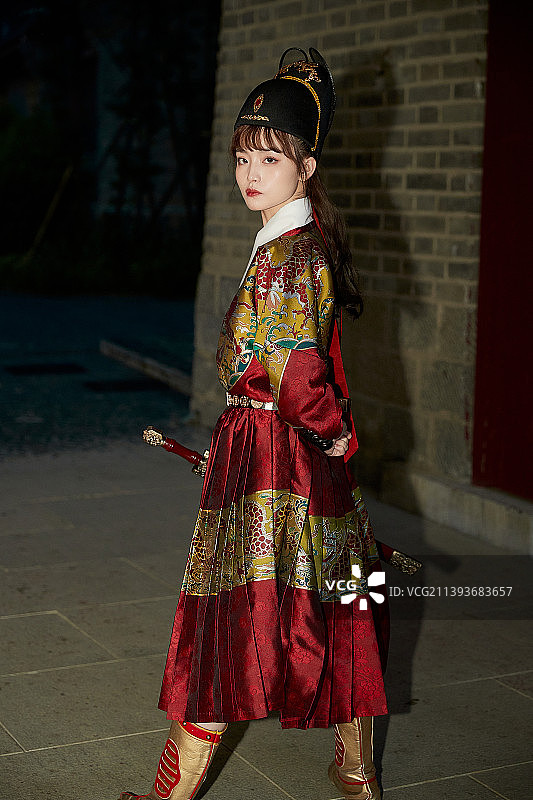 身穿锦衣卫飞鱼服手持宝剑的东方美少女图片素材