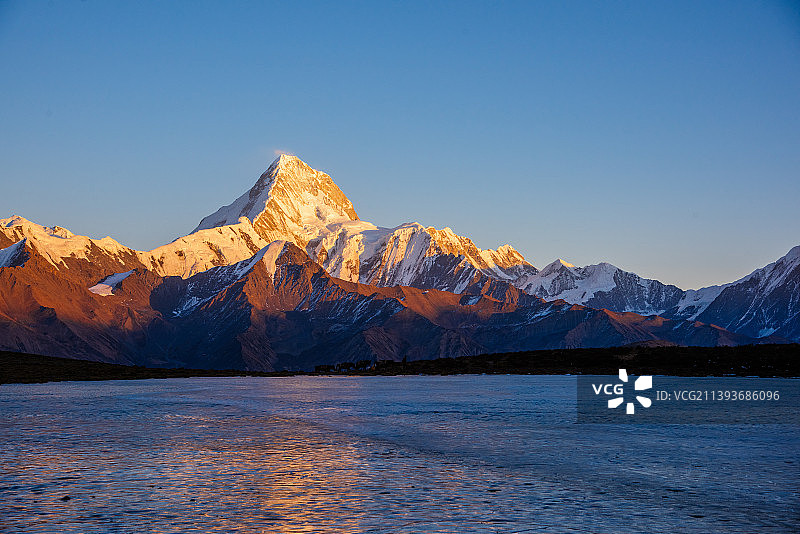 雄伟的贡嘎雪山主峰自然风光特写图片素材
