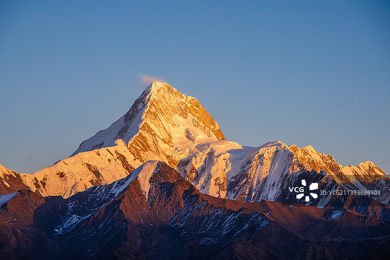 雄伟的贡嘎雪山主峰自然风光特写图片素材