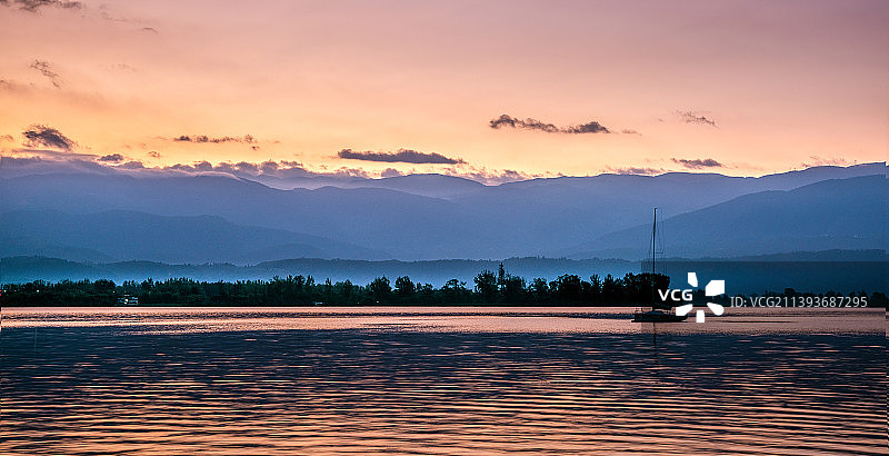 壮观的四川西昌邛海风光图片素材