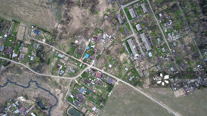 俄罗斯城市中的树木和建筑物鸟瞰图图片素材