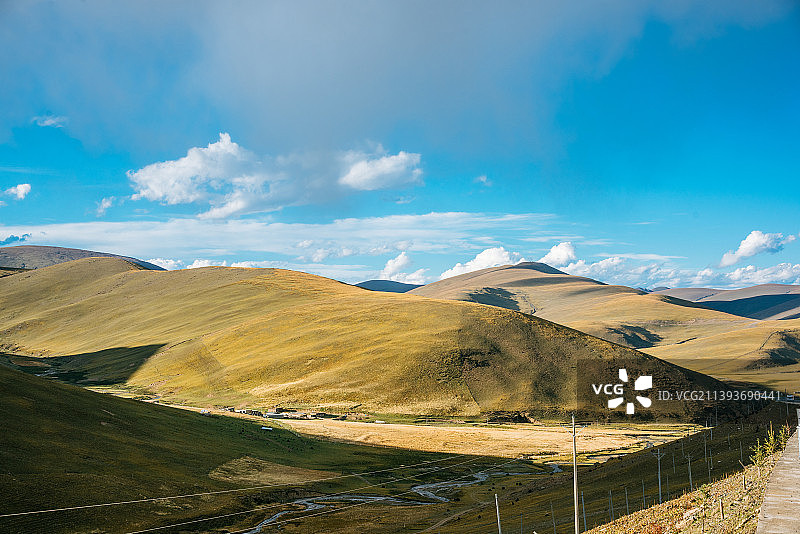 雄伟的康定折多山，被称为“康巴第一关”，是旅行进入藏区的真正关隘图片素材