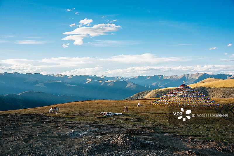 雄伟的康定折多山，被称为“康巴第一关”，是旅行进入藏区的真正关隘图片素材