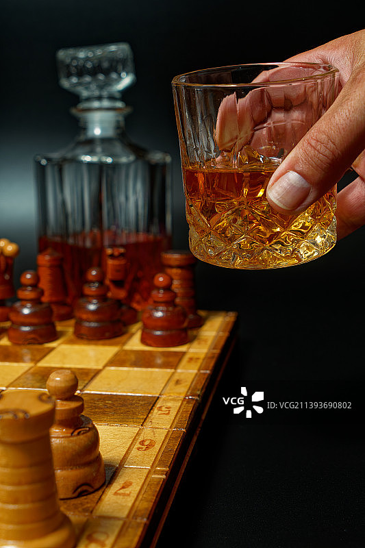 桌上的国际象棋棋子特写。图片素材