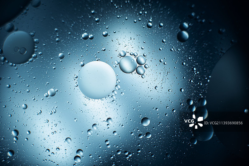 彩色背景上的气泡油抽象背景图片素材