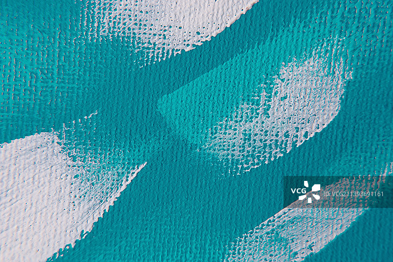 蓝绿色画布上的抽象油漆笔触图片素材