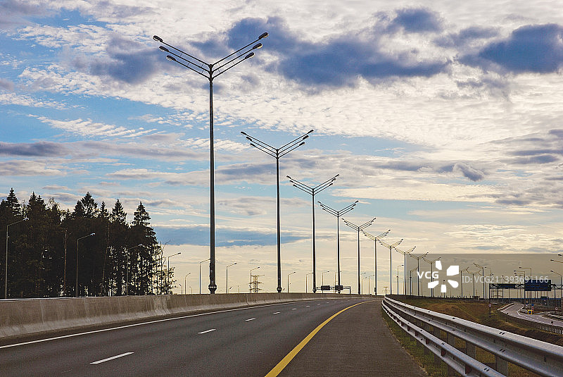 通往远方的高速公路沥青路面景观图片素材